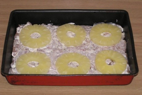 Выкладываем ананасы на филе